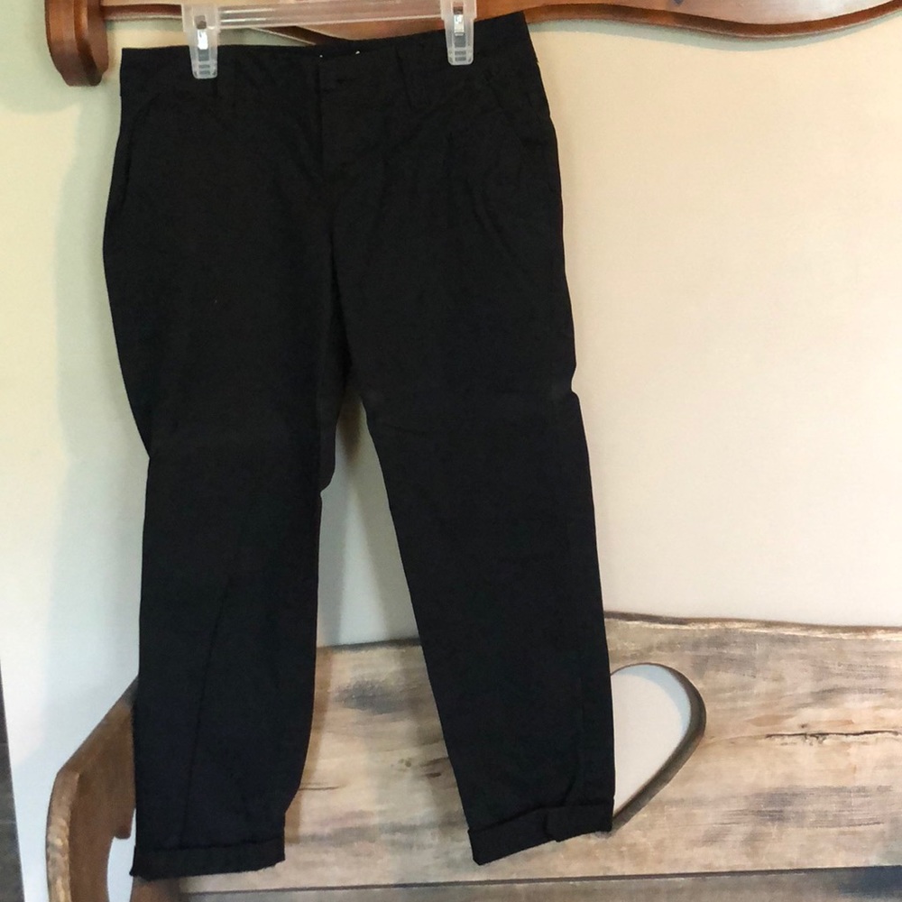 Black Capri pants